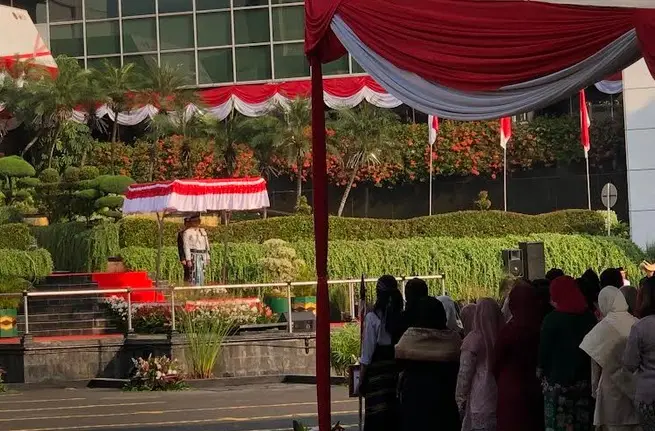 Sandiaga Uno Kenakan...