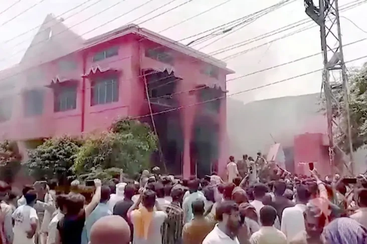 Buntut Pembakaran Gereja,...