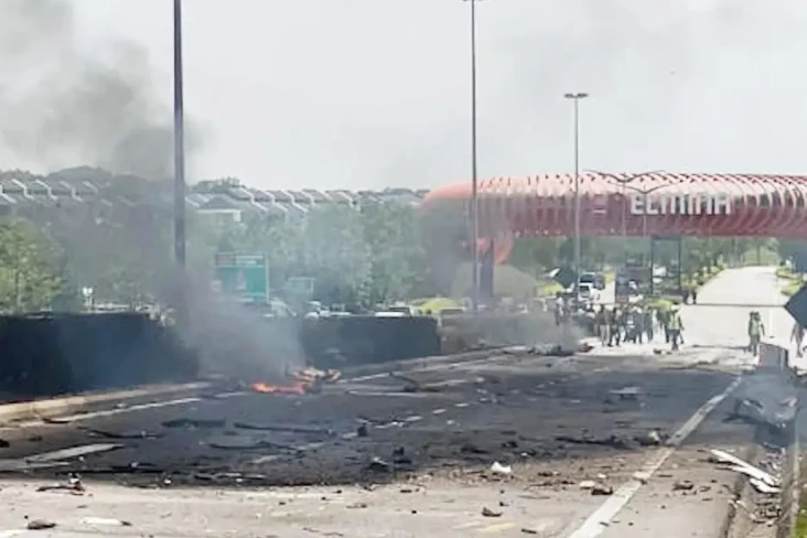 Pesawat Jatuh di Jalan...