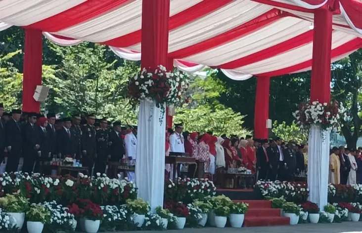 Menangis di Upacara...