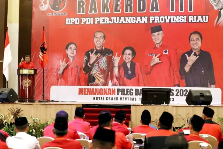 Hasto Ajak Pendukung...