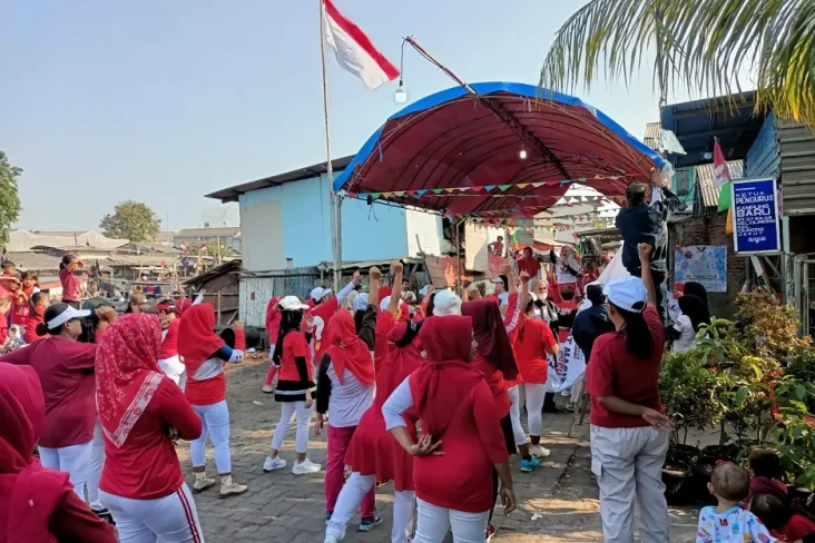 Warga Kampung Baru Cilincing...