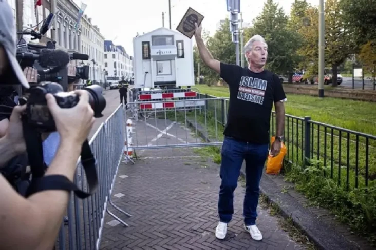 Aktivis Anti-Islam Injak-injak...