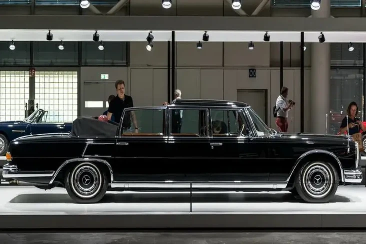 Mobil Mercedes-Benz...