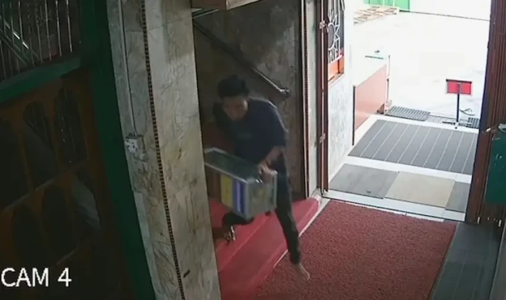 Terekam CCTV, Pencuri...