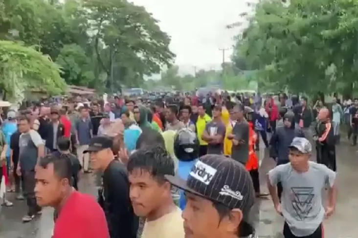 Tolak Relokasi, Warga...