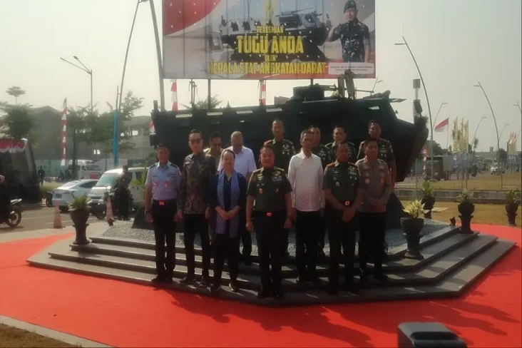Resmikan Tugu Panzer...