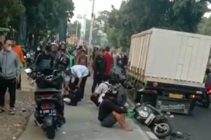 Truk Hebel Tabrak Sejumlah...