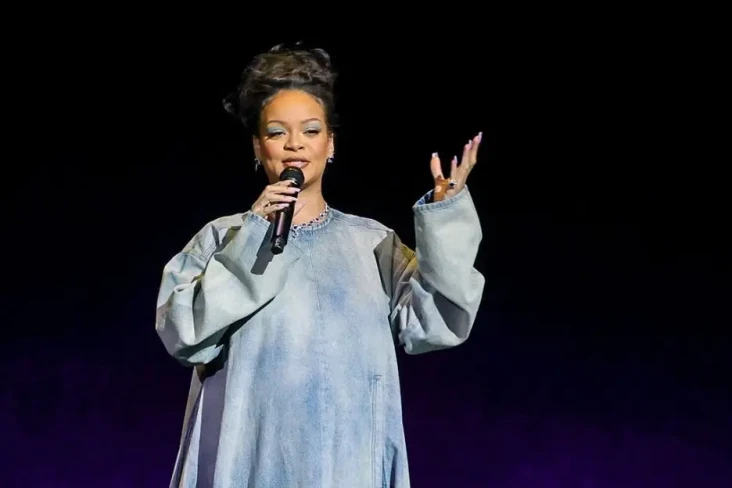 Rihanna Melahirkan Anak...
