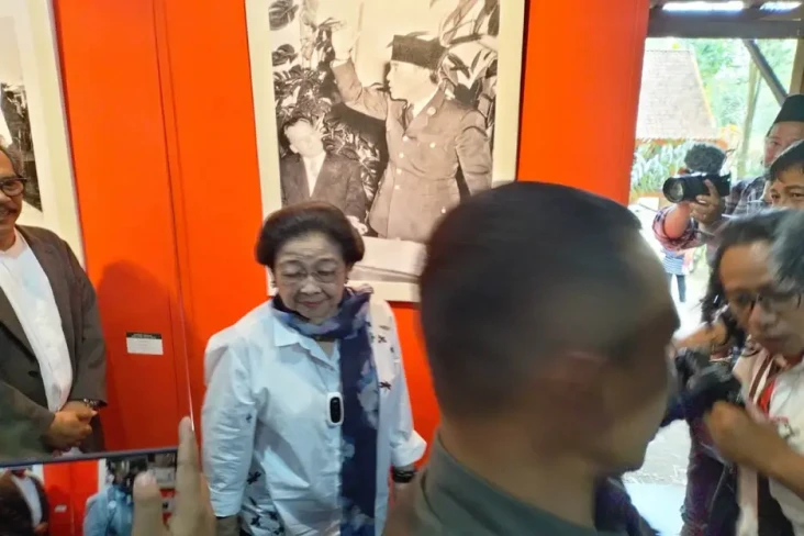 Megawati Didampingi...
