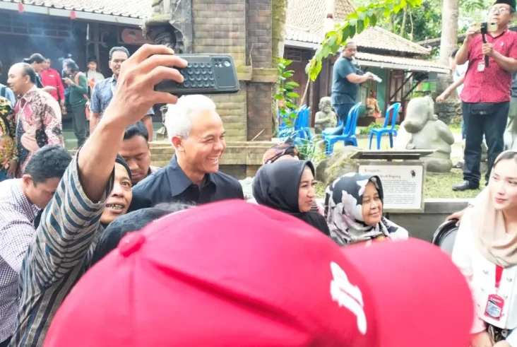 Jadi Pusat Perhatian,...