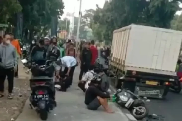 Ditabrak Truk, Pemotor...