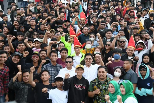 Sandiaga Uno Rangkul...