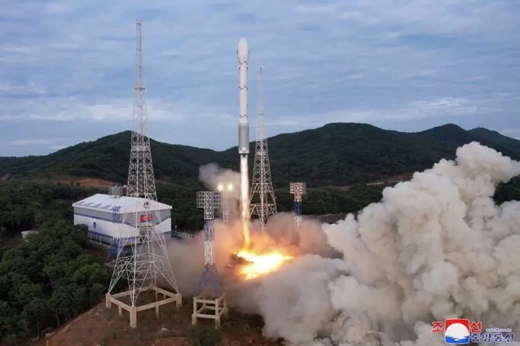 Peluncuran Satelit Militer...