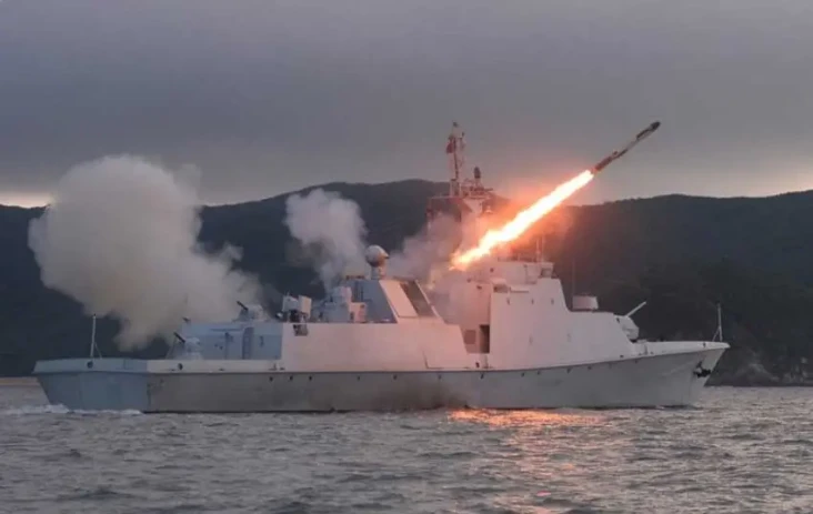 Korea Utara Pamer Kapal...