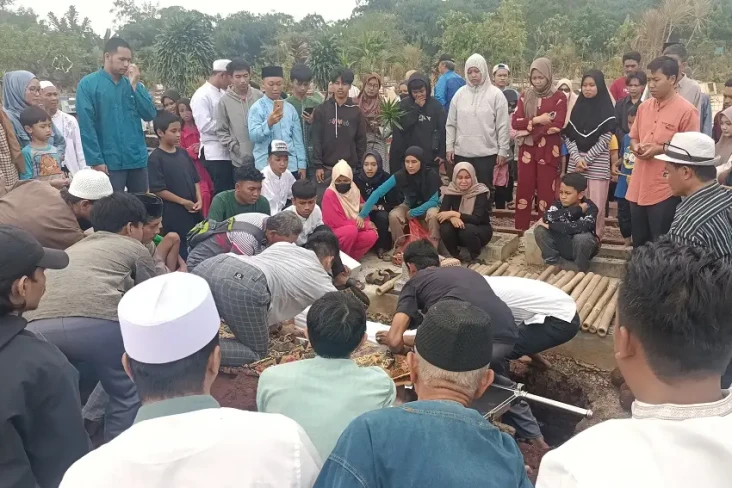 Isak Tangis Iringi Pemakaman...