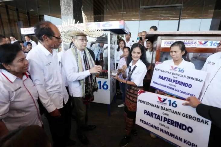 HT Serahkan Bantuan...