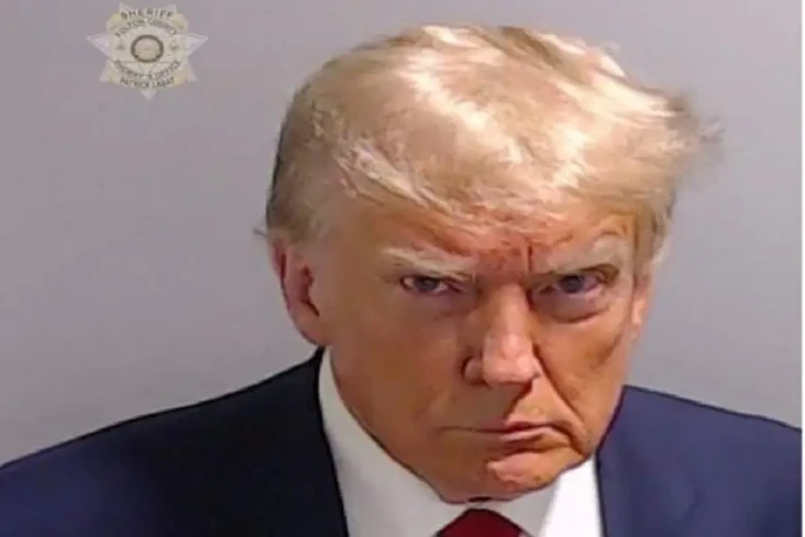 Donald Trump Menyerahkan...