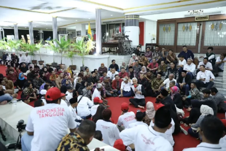 Temui Ganjar, Ratusan...