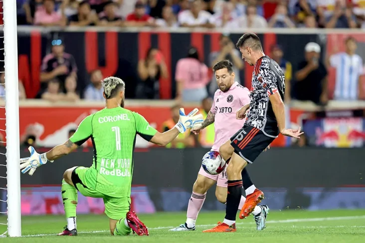Lionel Messi Cetak Gol,...