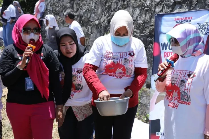 Relawan Sosialisasikan...