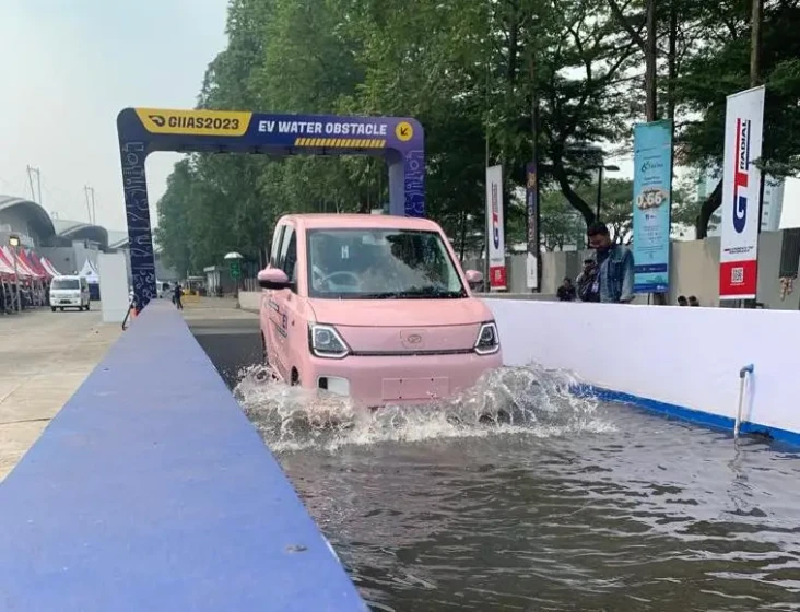 Mobil Listrik Seres...