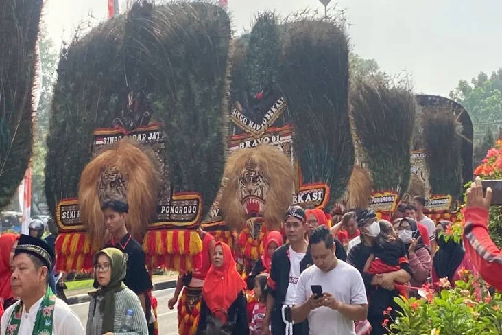 Ribuan Warga Antusias...