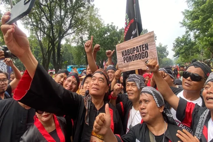 Muhadjir Effendy Kenakan...