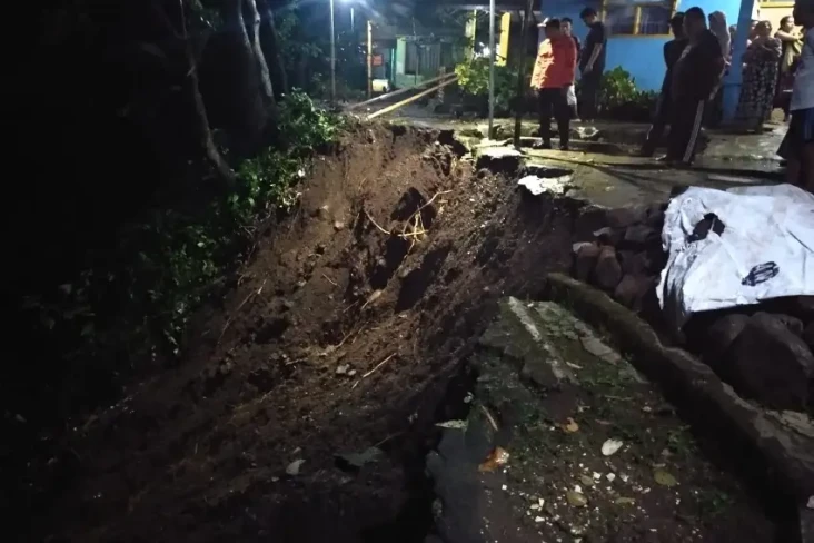 Hujan Deras, Tebingan...