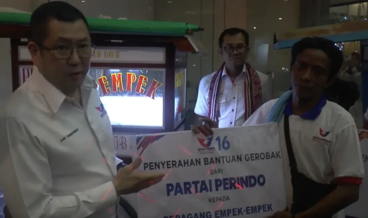 Serahkan Bantuan Gerobak...