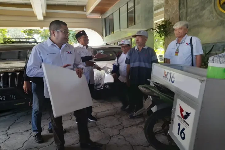 Serahkan Gerobak Perindo,...