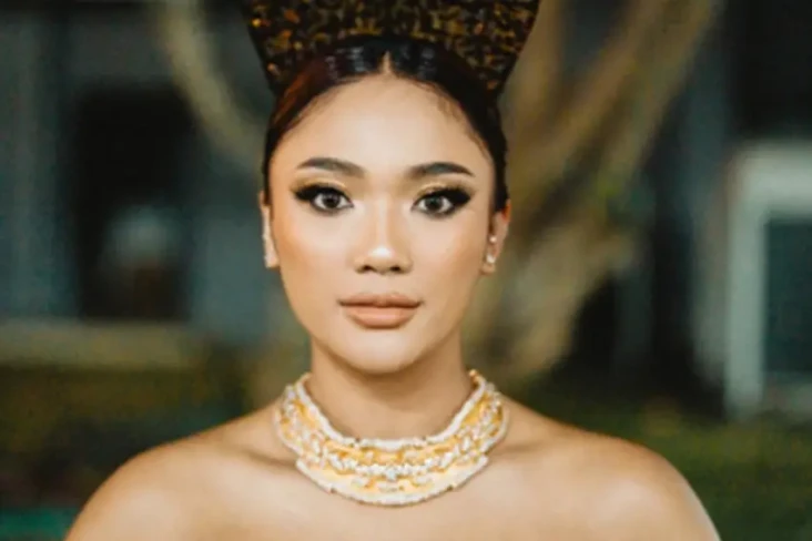 5 Foto Marion Jola Pakai...