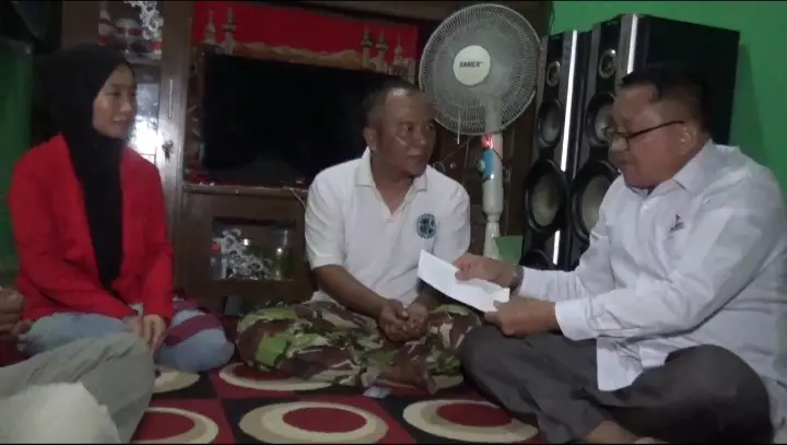 Caleg Perindo Serahkan...