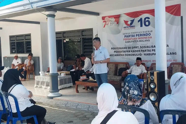 Hadiri Pelantikan DPRt...
