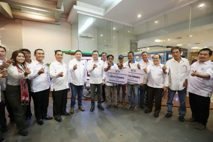 HT Serahkan Bantuan...