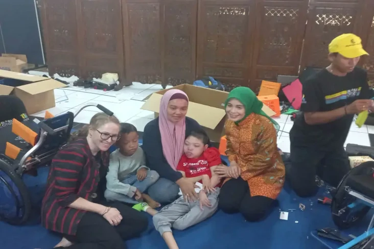 Momen Siti Atikoh Bermain...