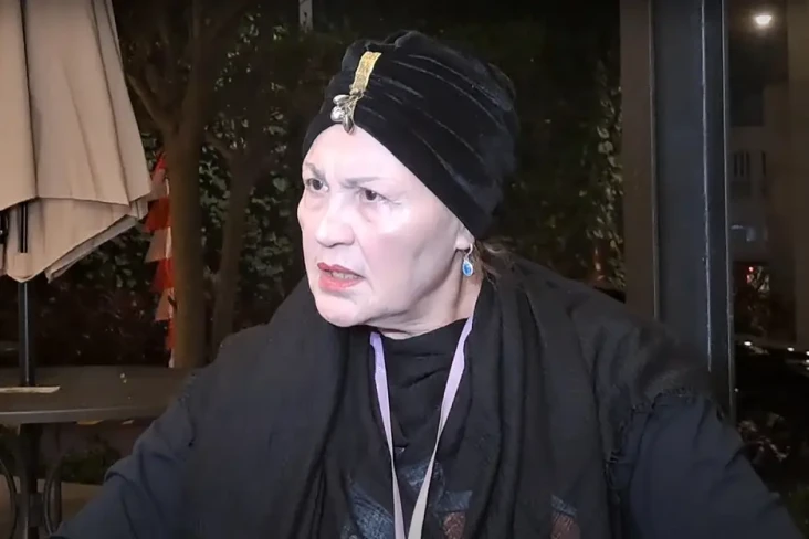 Ibunda Aldila Jelita...