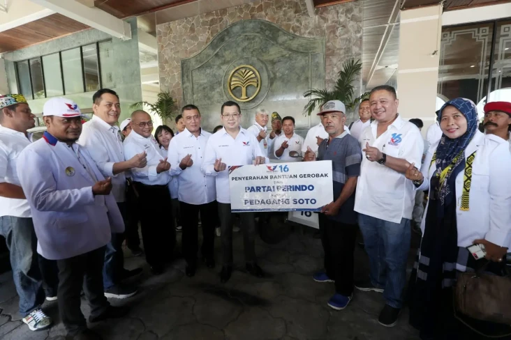 HT Serahkan Bantuan...