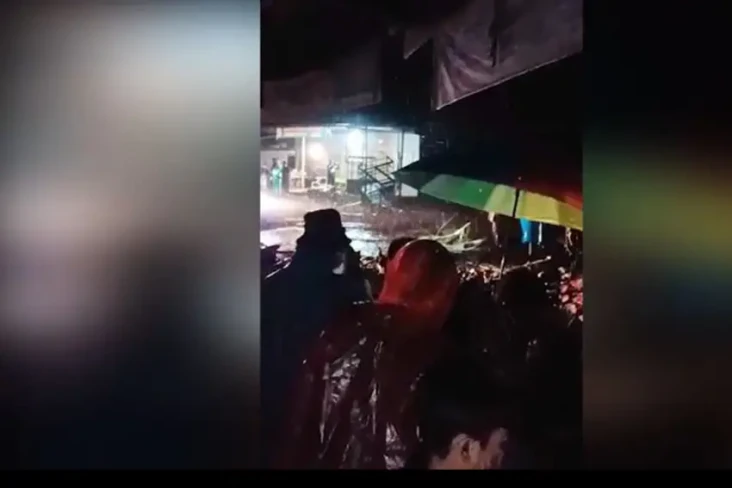 Banjir Bandang Terjang...