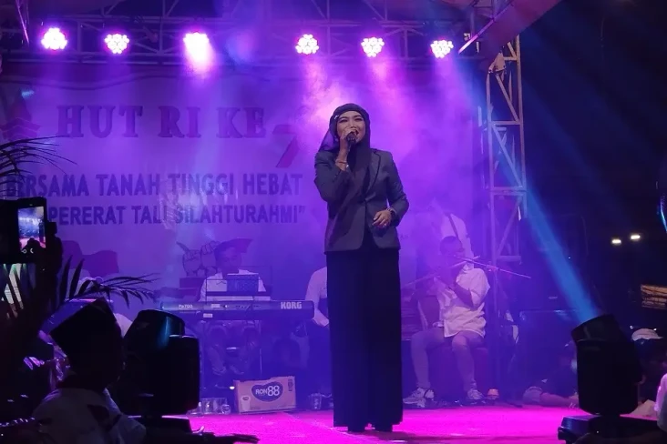 Tampil di Panggung Hiburan...