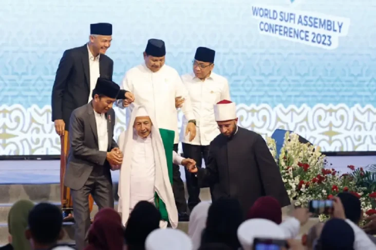 Ganjar Dampingi Jokowi...