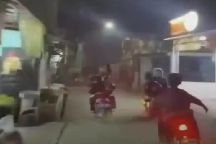 Gerombolan Remaja Motoran...