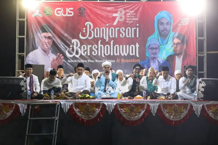 Ribuan Warga Bersama...
