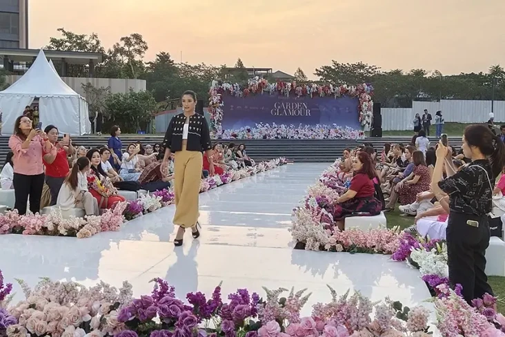 Fashion Show Outdoor...