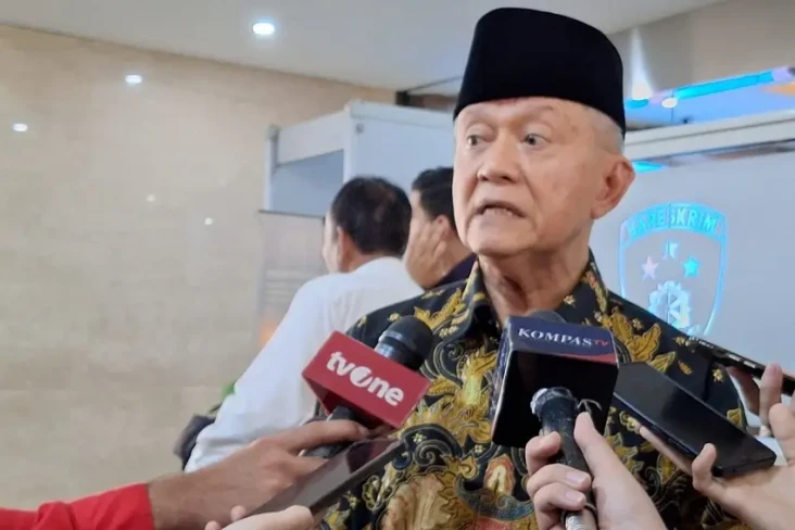 Belum Sempat Salaman,...