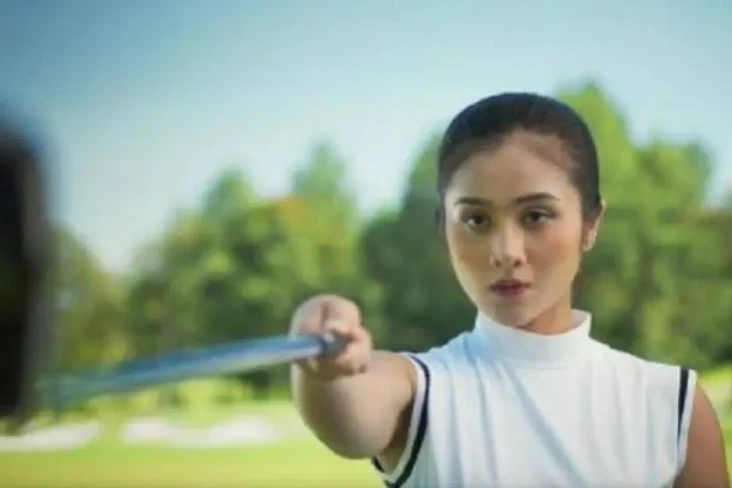 Tampil Cantik Jadi Golfer...