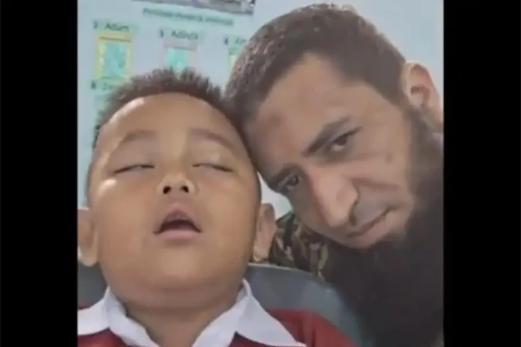 Viral! Momen Guru Bangunkan...