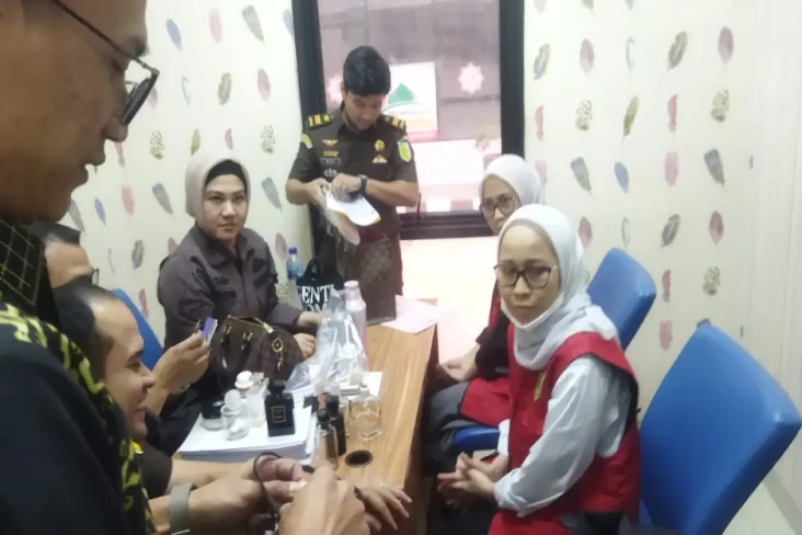Si Kembar Penipu Rihana...