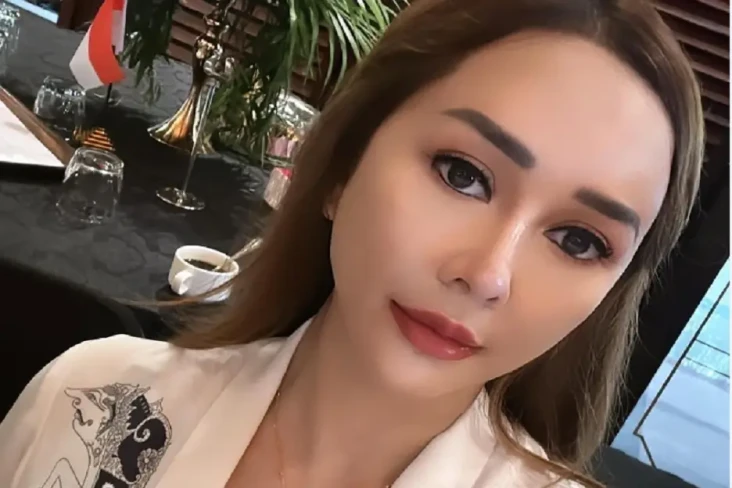 Aura Kasih Kenakan Kebaya...