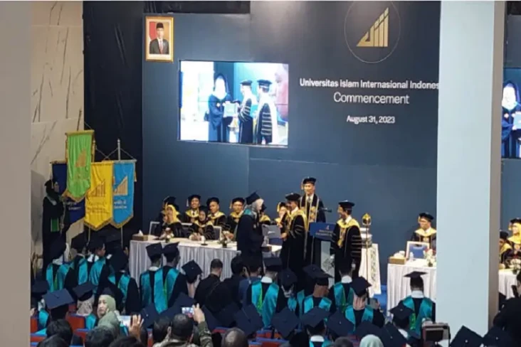 UIII Gelar Wisuda Perdana,...